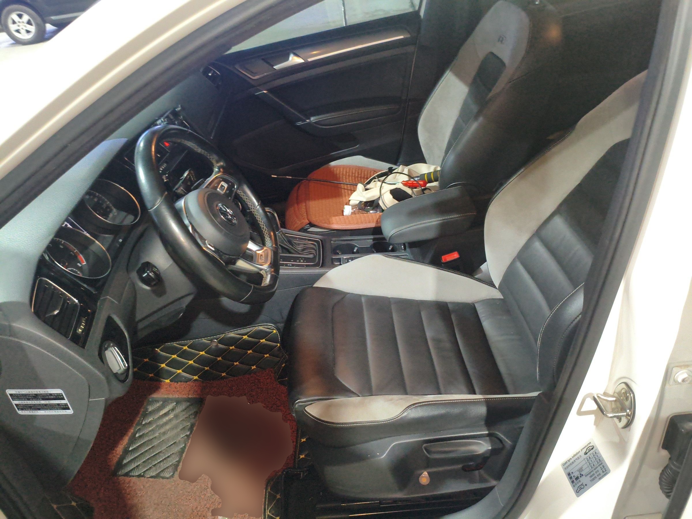 Переднее сиденье в автомобиле