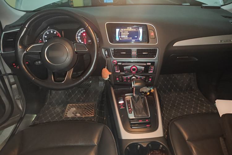 Used Audi Q5 2017 40 TFSI Ambition Edition Center Console