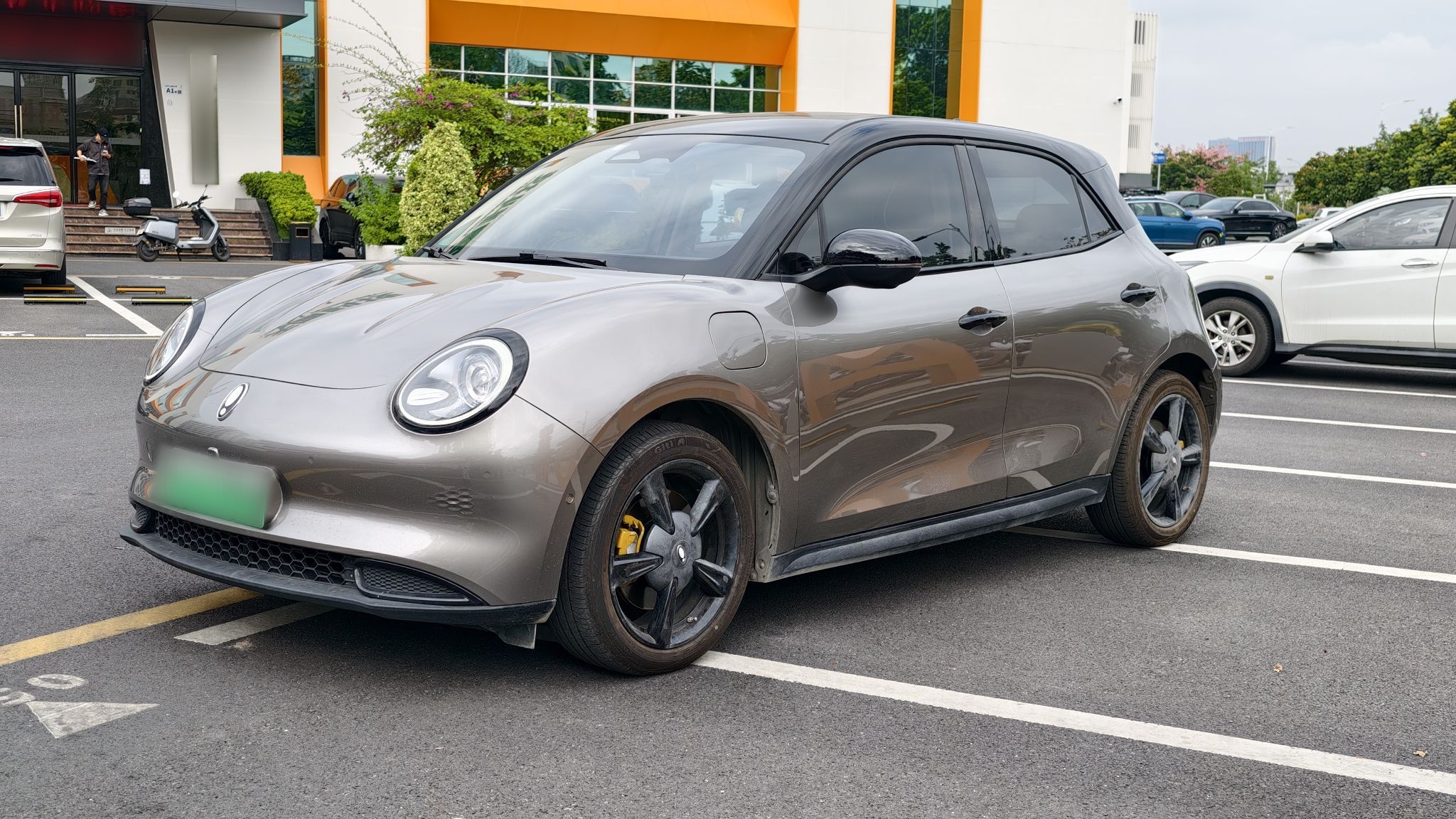 Под передней частью автомобиля