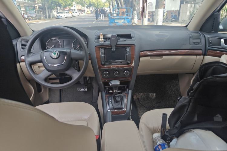 Used Skoda Octavia 2012 1.6L Automatic Yijun Edition Center Console