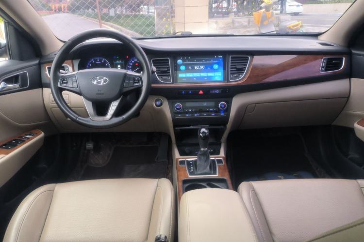 Used Hyundai Mistra 2014 1.8L Automatic Deluxe DLX Model Center Console