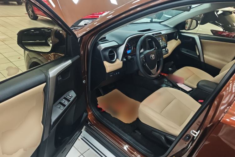 Used Toyota RAV4 2016 2.0L CVT Two-Wheel Drive Fashion Edition China V Standard
