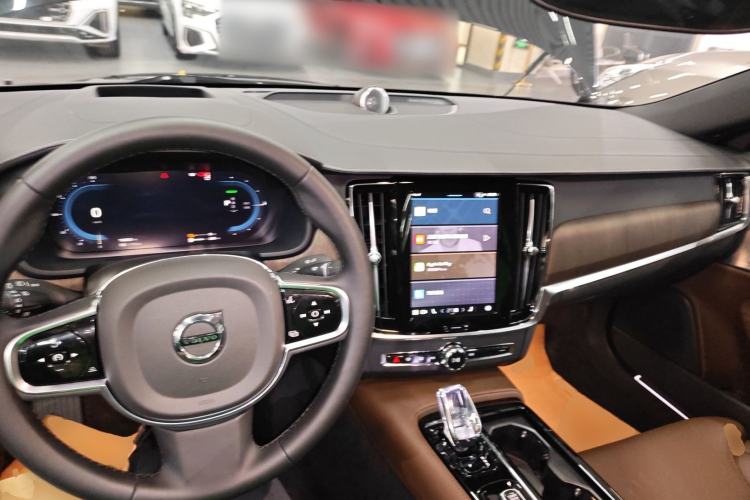 Used Volvo S90 New Energy 2025 Plug-in Hybrid Four-Wheel Drive Long-Range Luxury Smart Edition Center Console