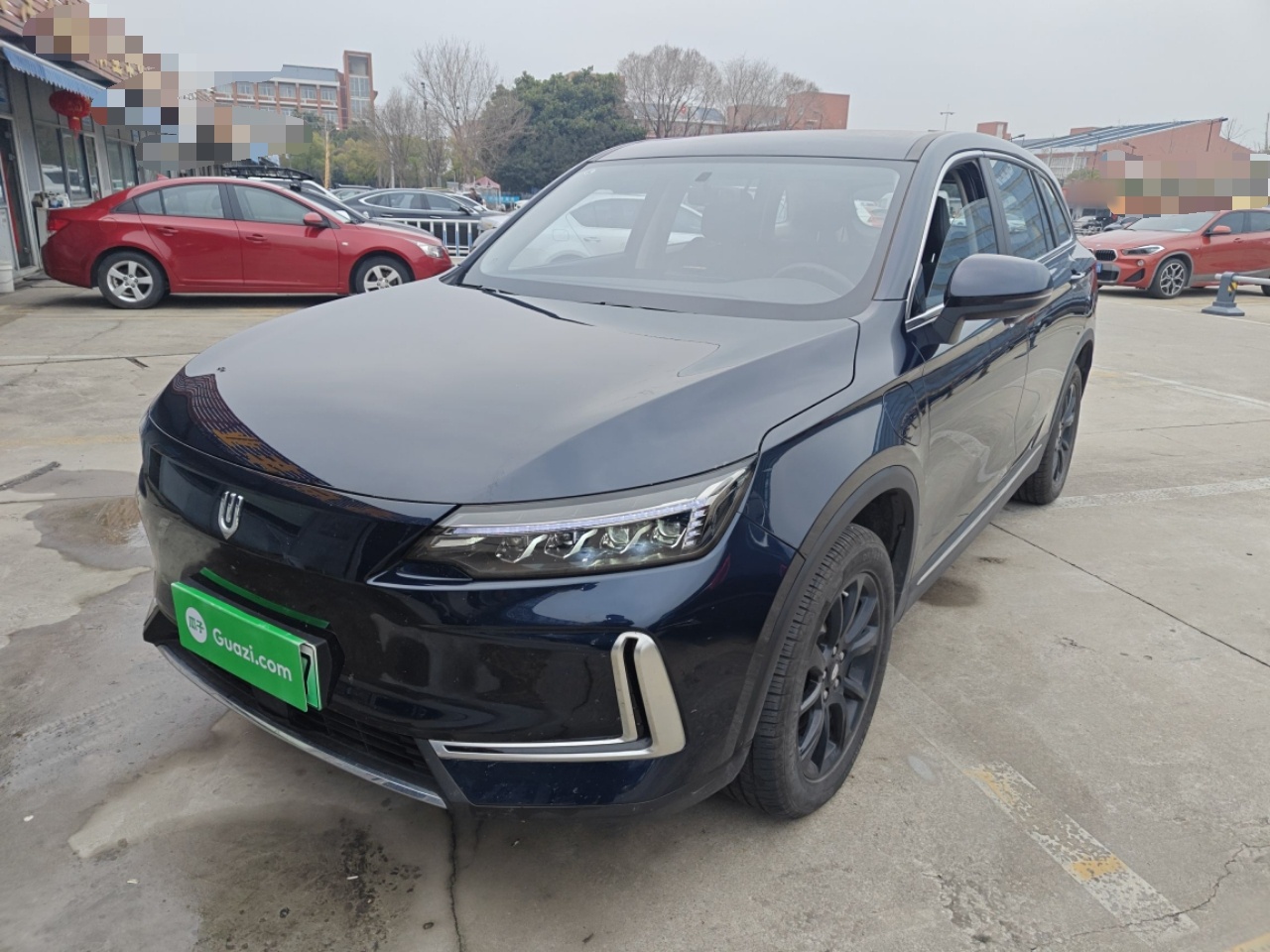 Под передней частью автомобиля