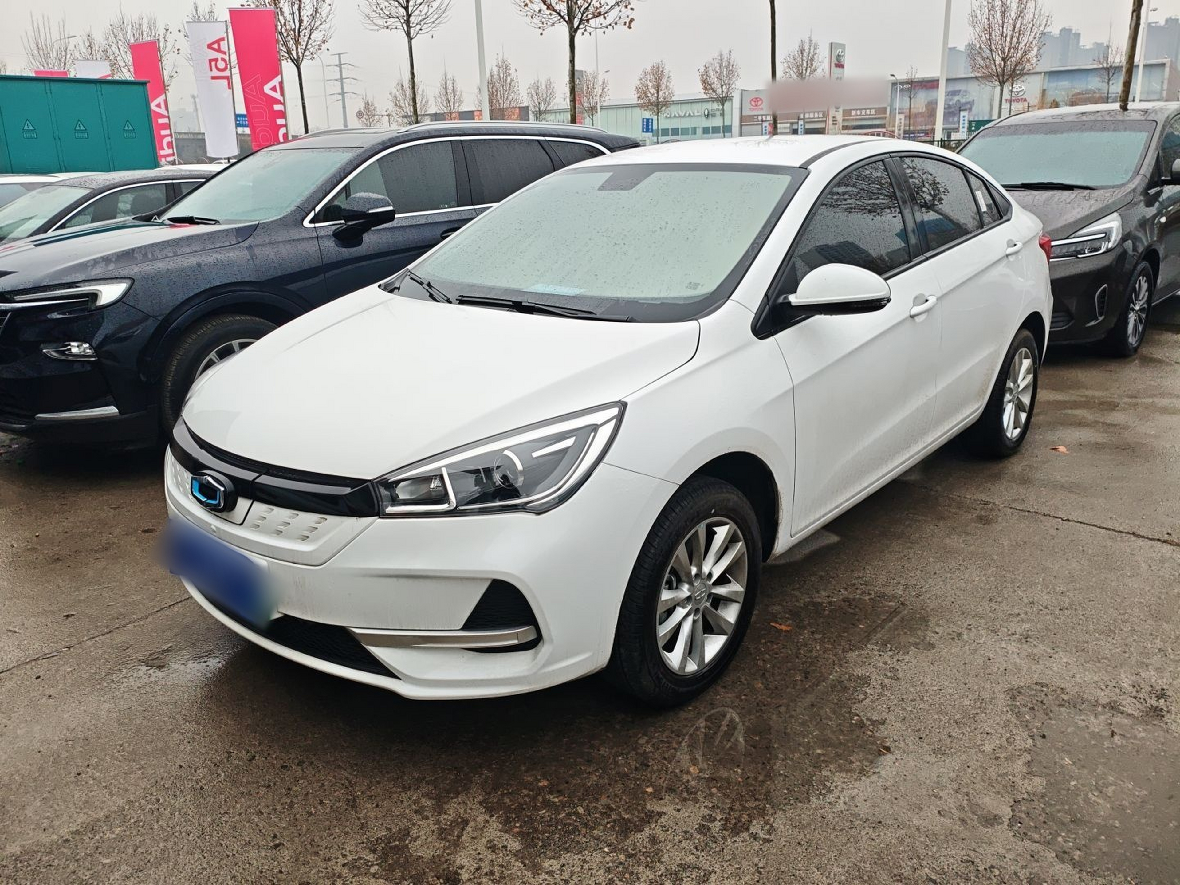Под передней частью автомобиля
