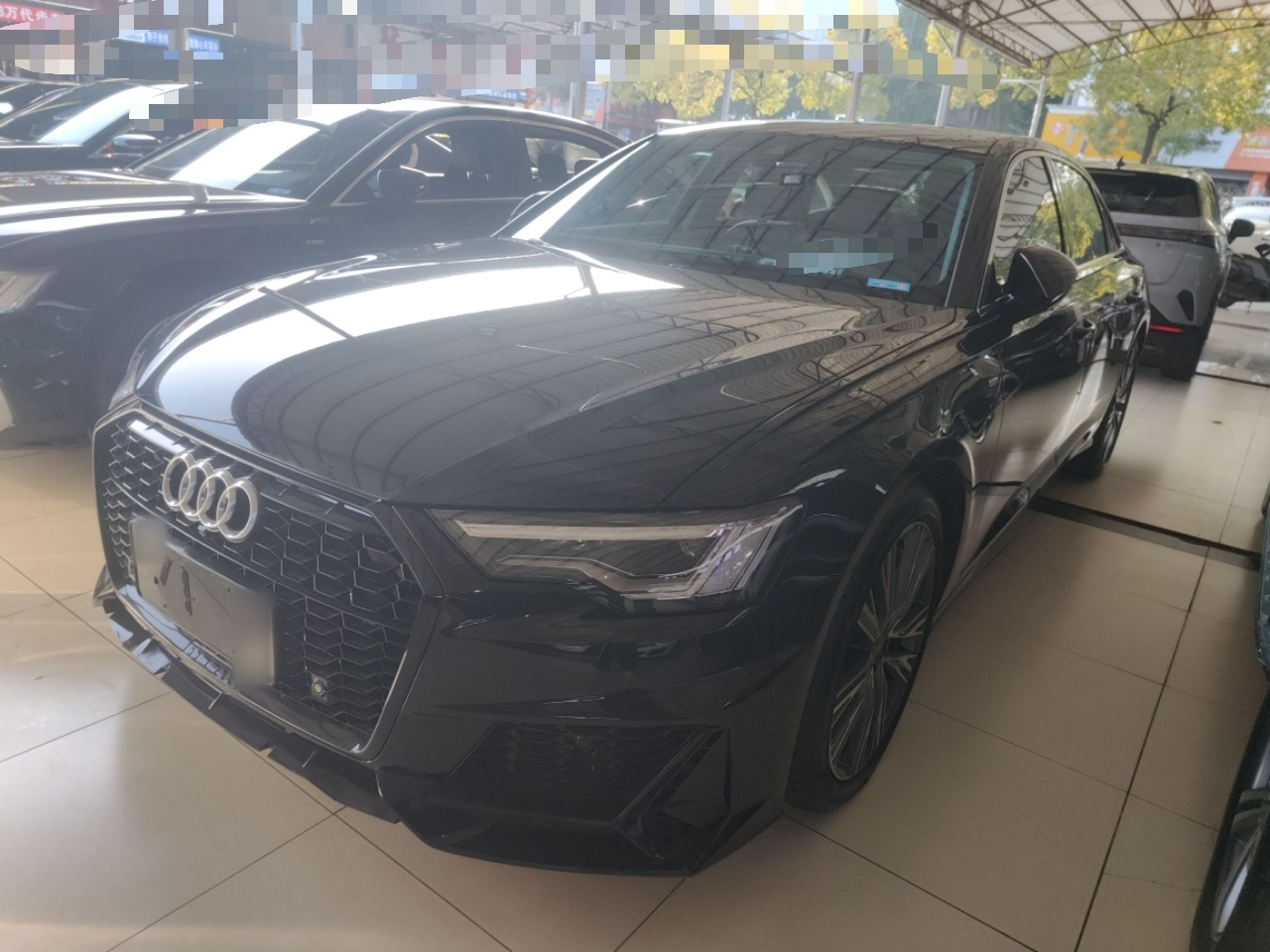 تحت مقدمة السيارة