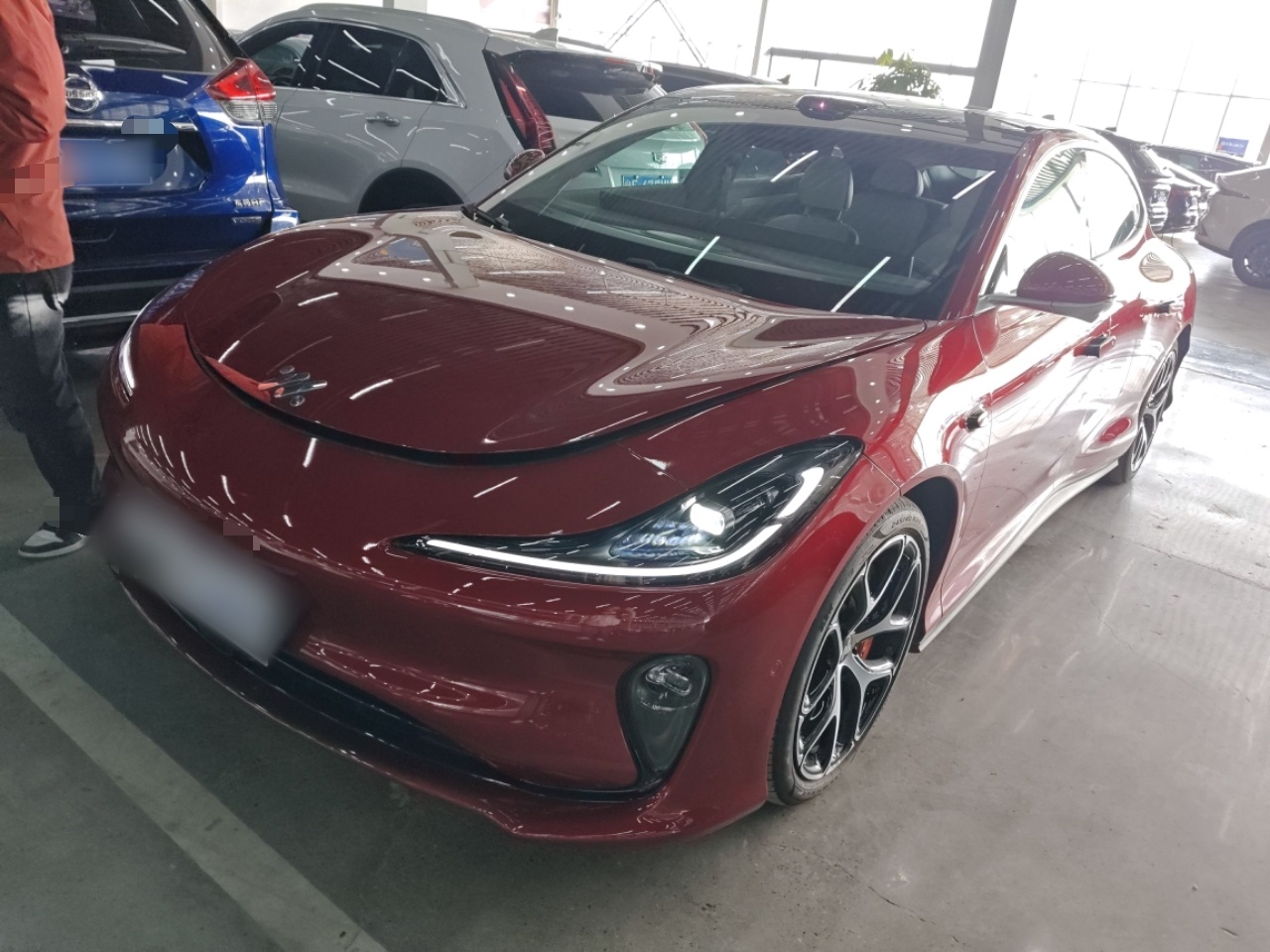 تحت مقدمة السيارة