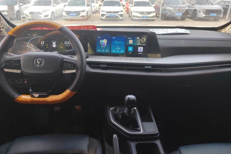 Used CHANGAN Lantop 2023 2.0T Manual Two-Wheel Drive Gasoline Elite Version Standard Cab Interior 3