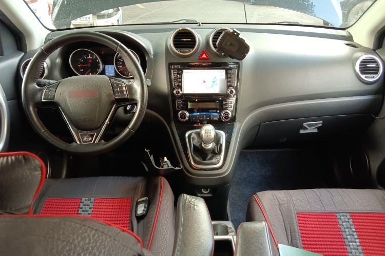 Used Haval H6 2013 Upgraded Model 1.5T Manual Two-Wheel Drive Elite Version Center Console