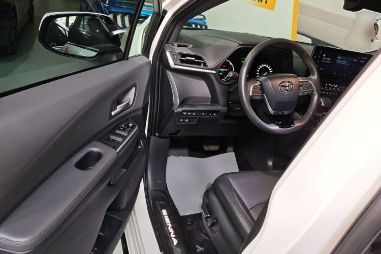 Used Toyota Sienna 2023 2.5L Hybrid Deluxe Edition