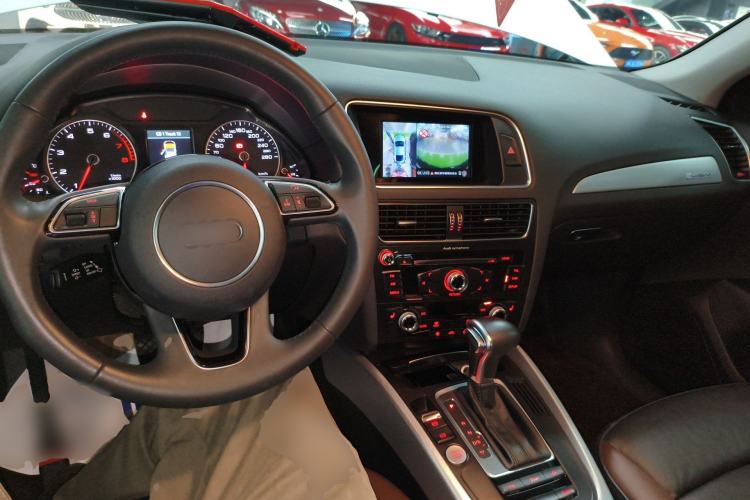 Used Audi Q5 2017 Plus 40 TFSI Technology Model Center Console