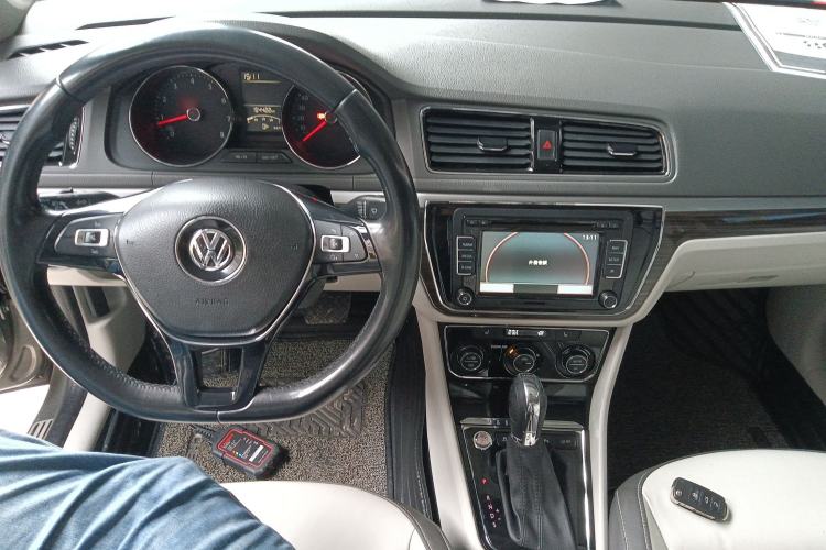 Used Volkswagen Gran Lavida 2015 230TSI DSG Luxury Edition Center Console