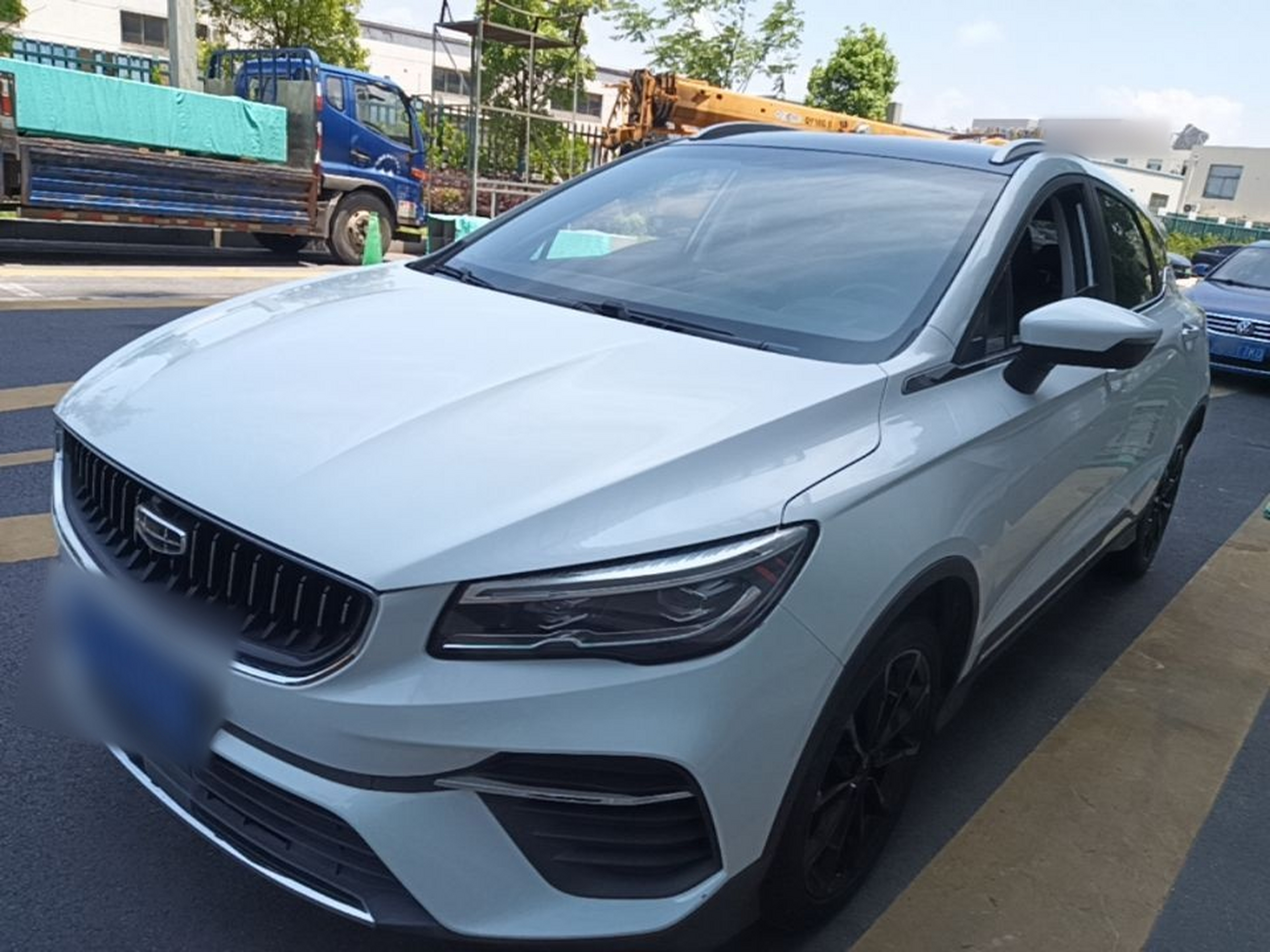 Под передней частью автомобиля
