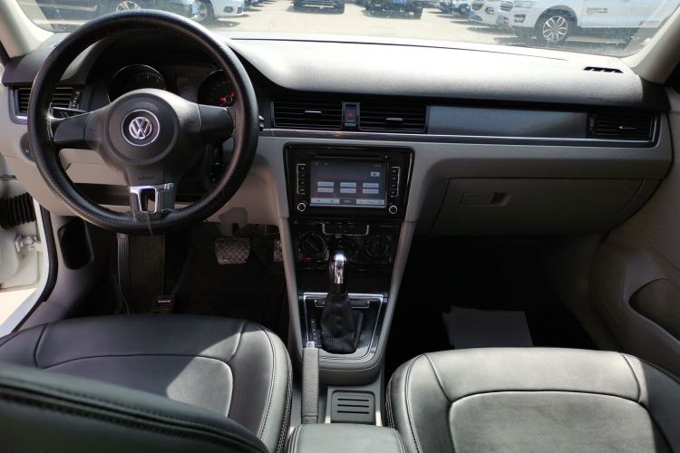 Used Volkswagen Bora 2014 1.6L Automatic Fashion Model Center Console