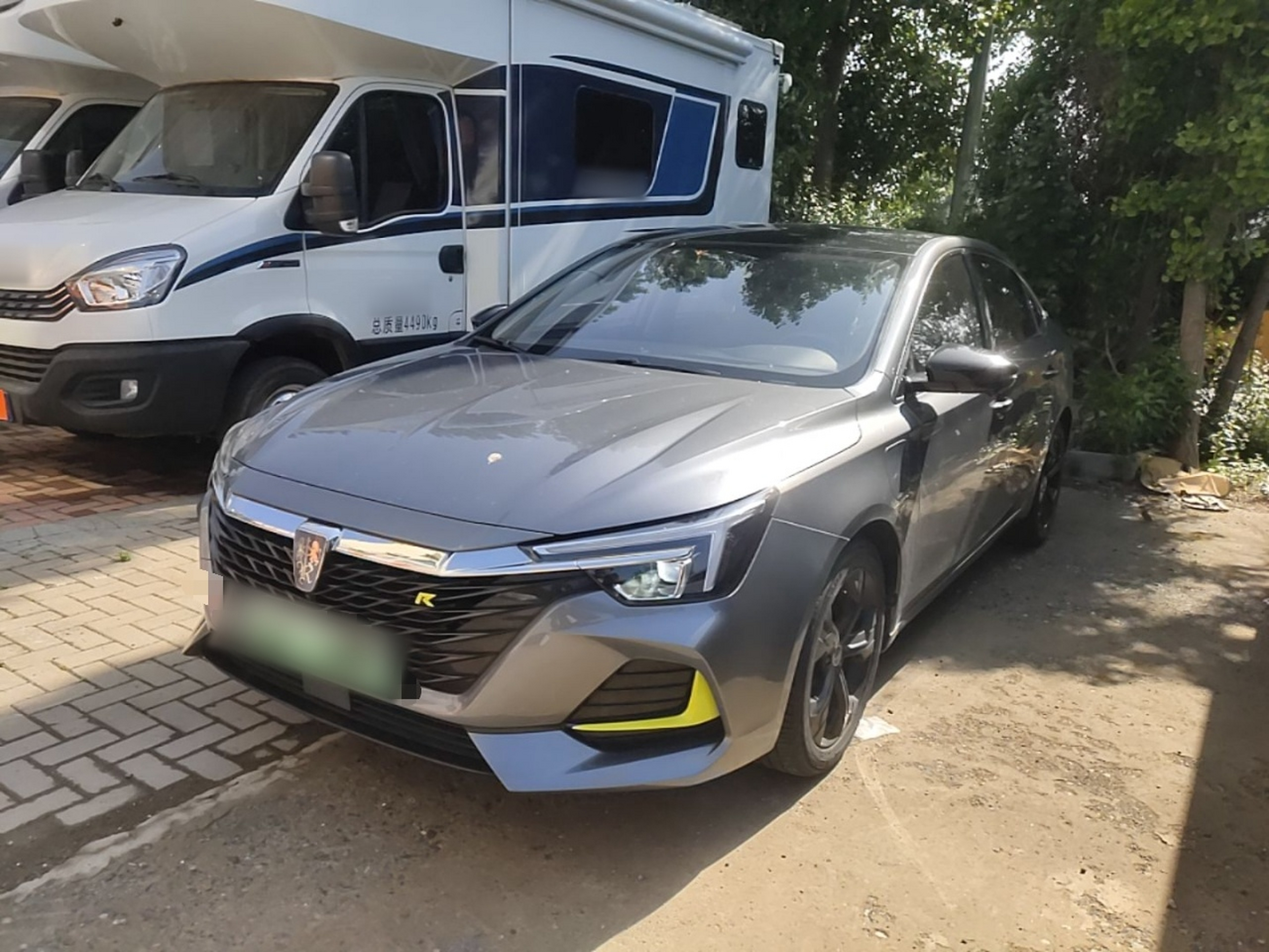 Под передней частью автомобиля