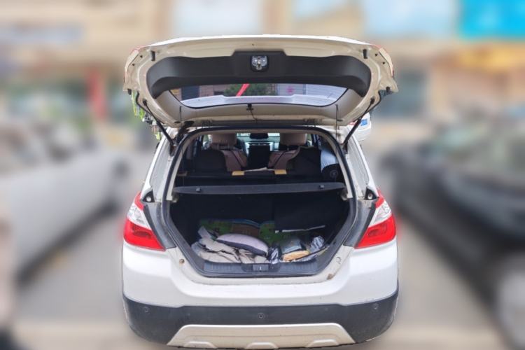 Used Venucia R50X 2013 1.6L Manual Version with Beidou Navigation Trunk