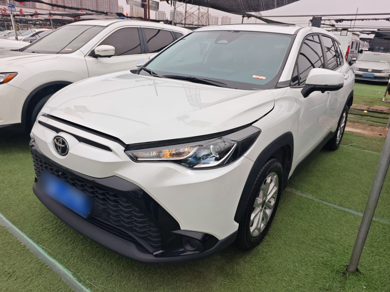 تحت مقدمة السيارة