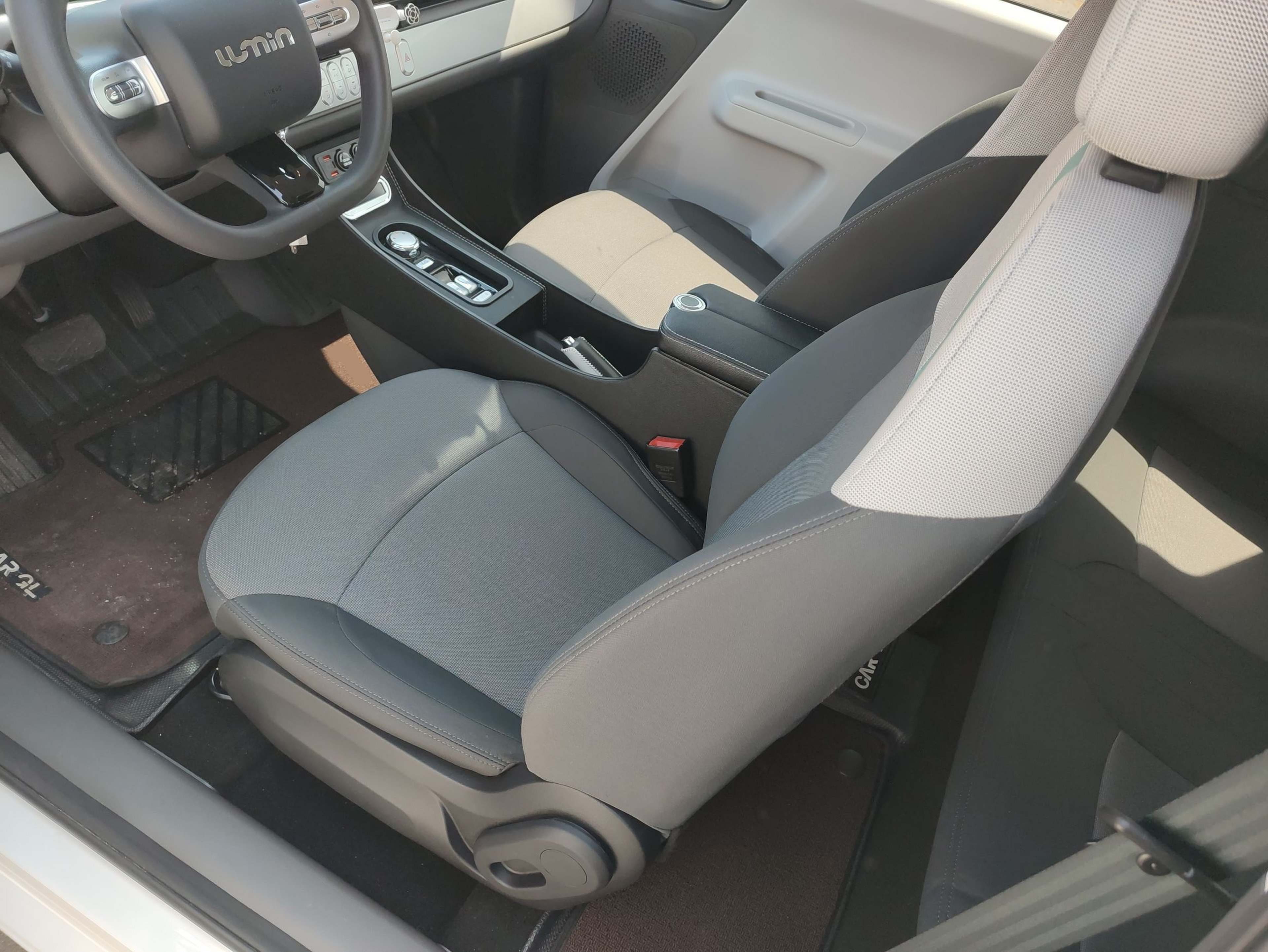 Переднее сиденье в автомобиле