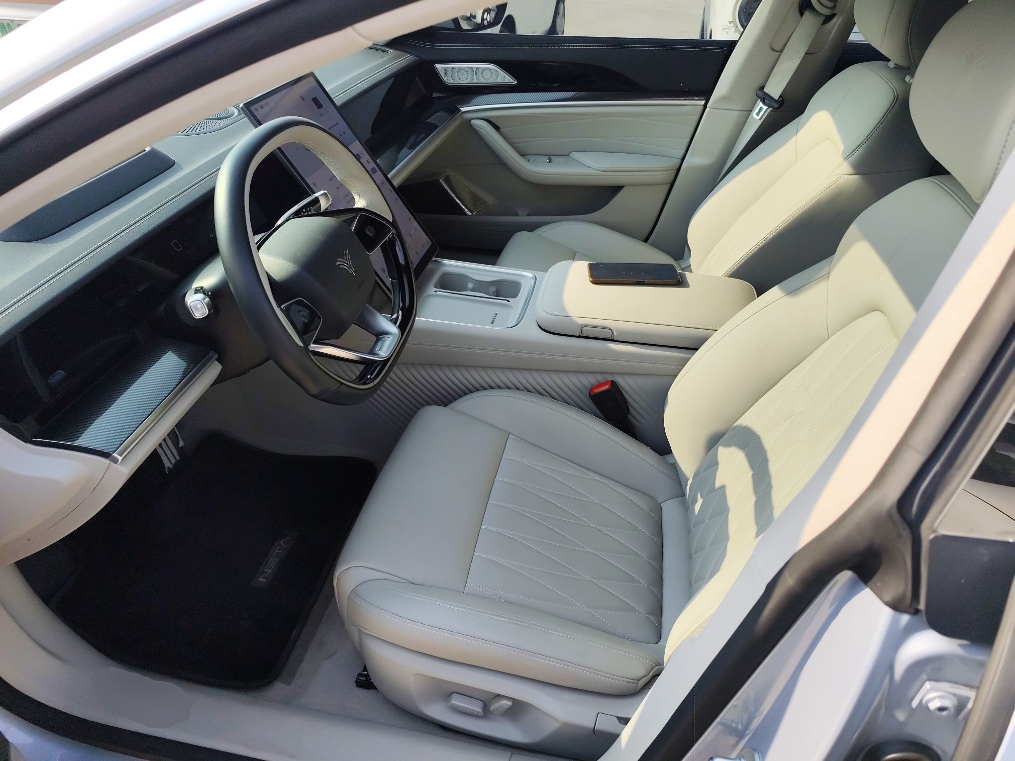 المقاعد الأمامية داخل السيارة