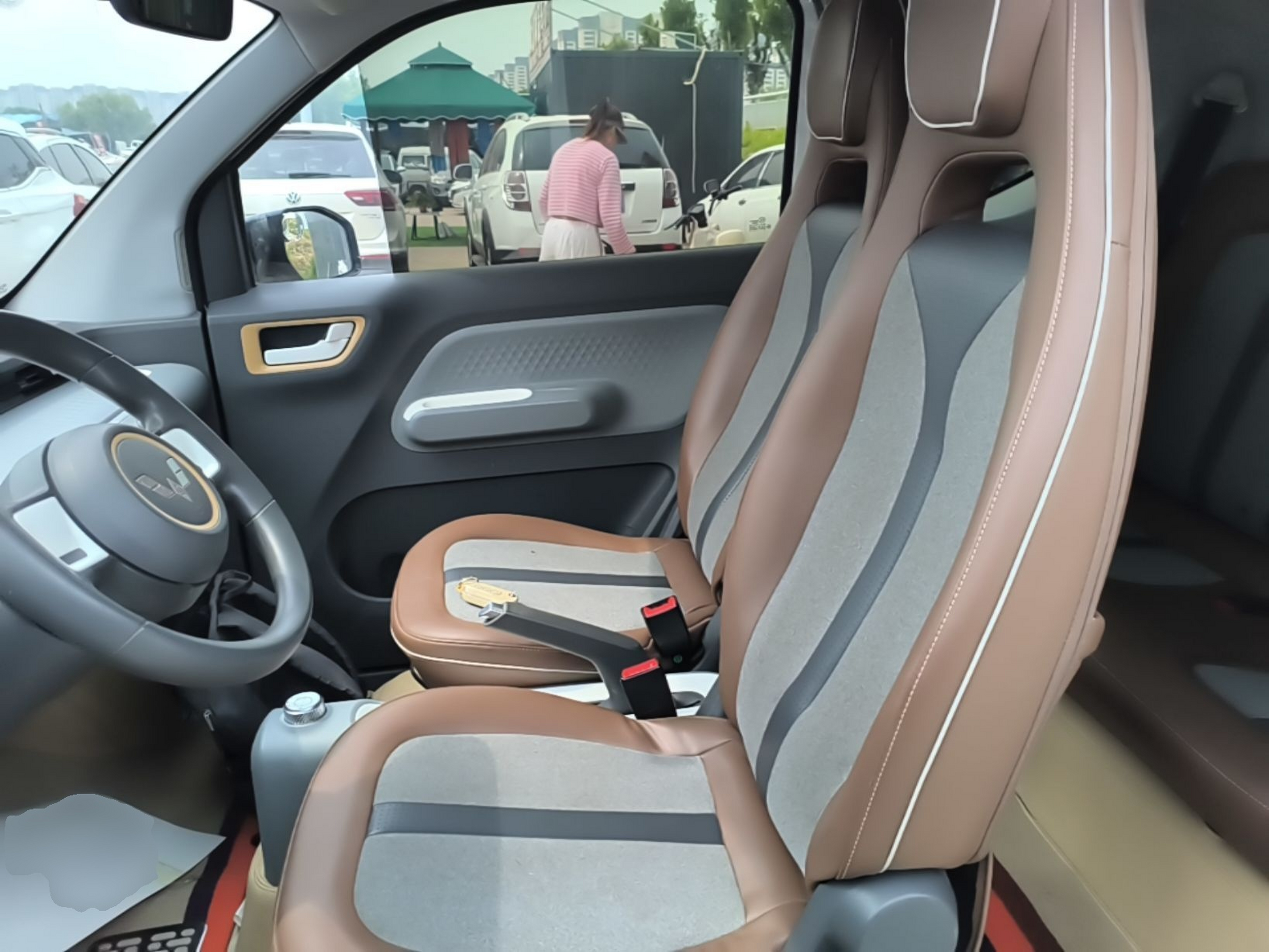 المقاعد الأمامية داخل السيارة
