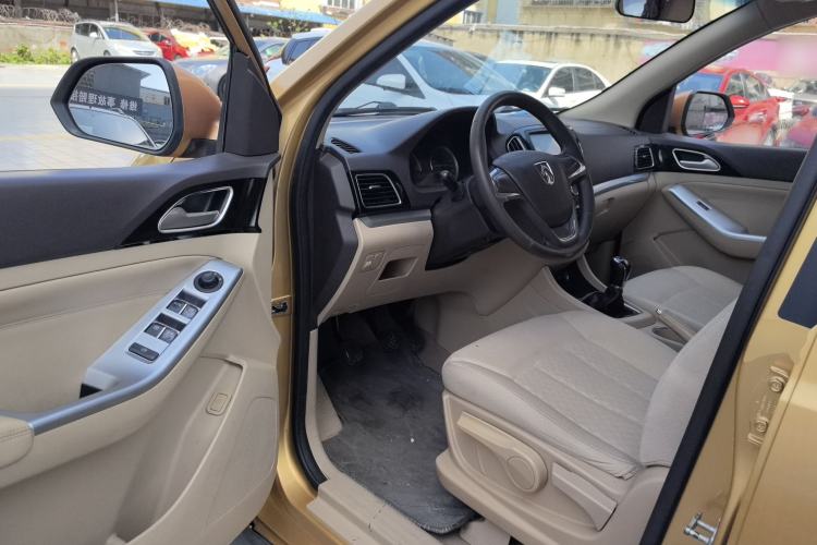 Used Baojun 730 2014 1.5L manual standard trim 7 seats Driver Seat