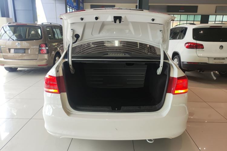 Used Volkswagen Santana 2015 1.6L Automatic Fashion Edition Trunk