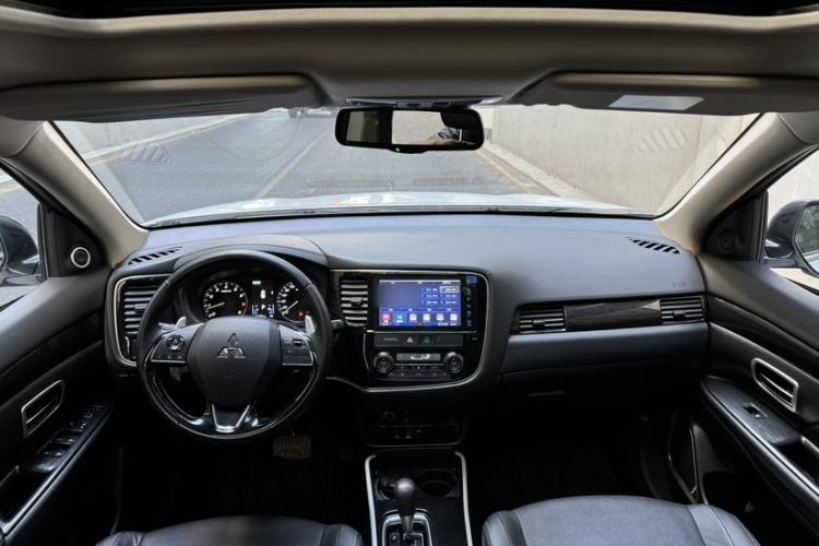 Used Mitsubishi Outlander 2018 2.4L 4x4 Luxury Edition 7-Seater