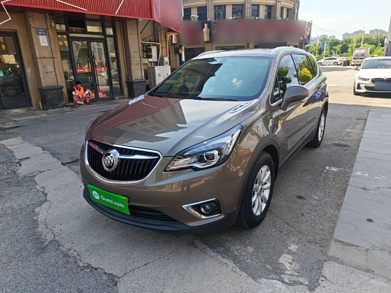 Unter der Vorderseite des Autos