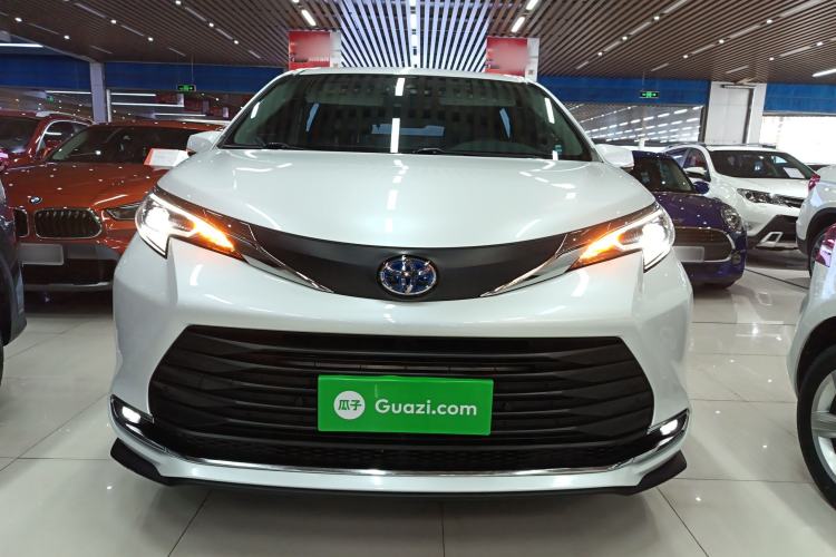 Used Toyota SIENNA 2023 2.5L Hybrid Comfort Edition Front