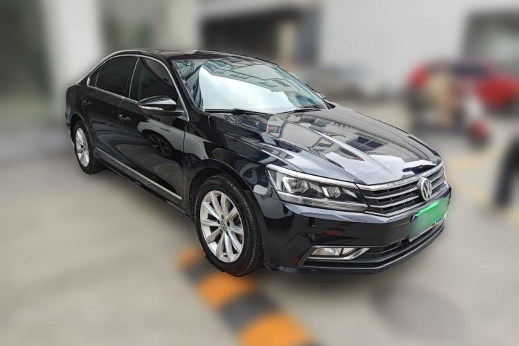 Used Volkswagen Passat 2017 330TSI DSG Luxury Edition Front Right 45 Deg