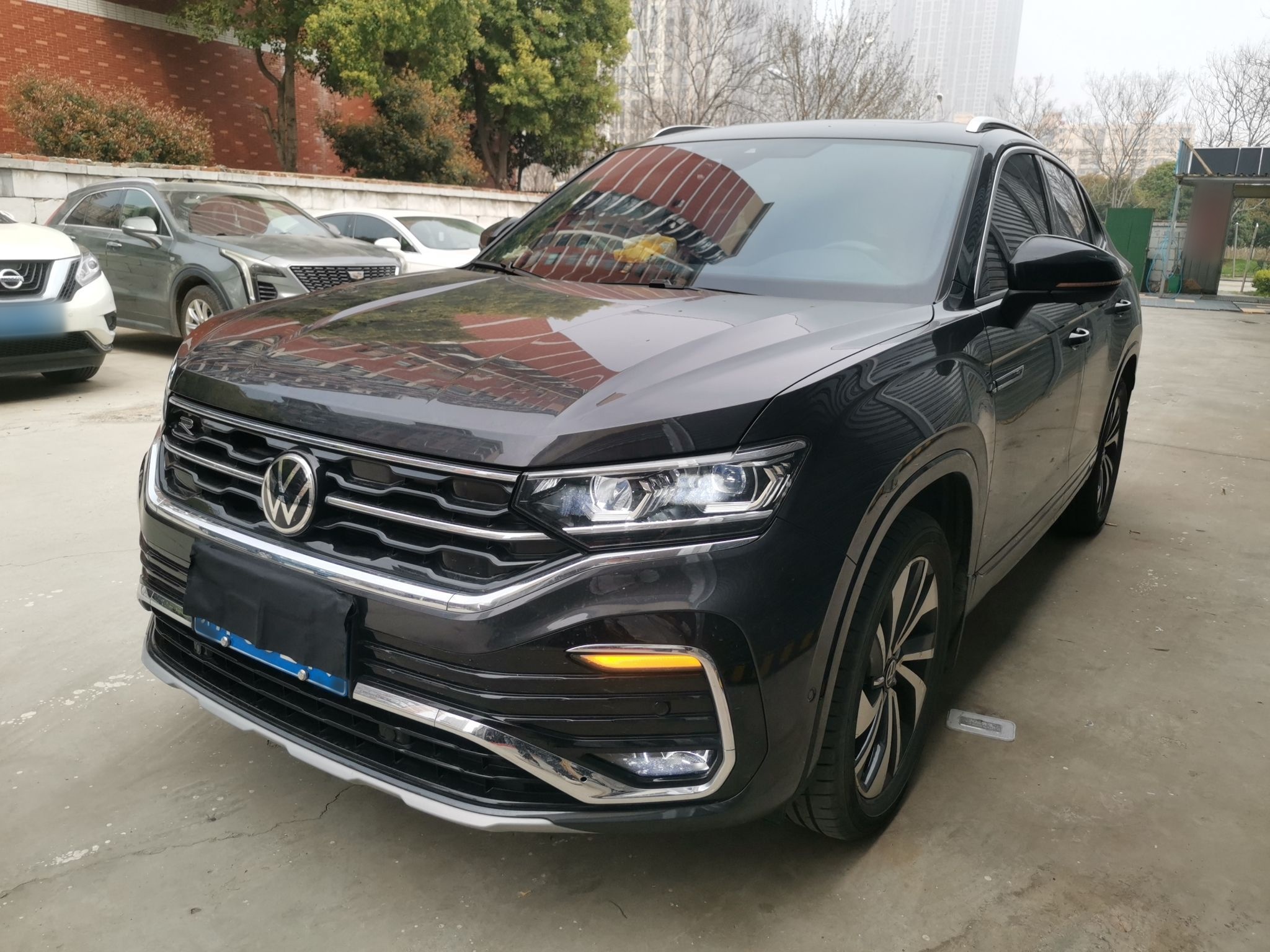 Под передней частью автомобиля