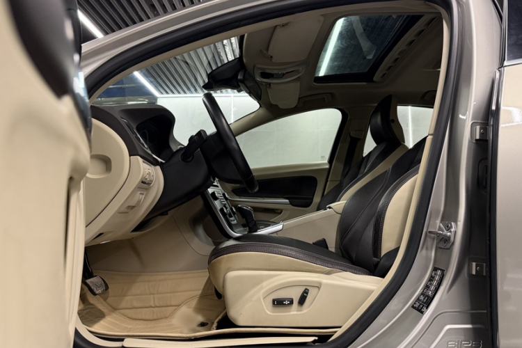 Used Volvo S60 2014 S60L 2.0T Zhiyuan Edition
