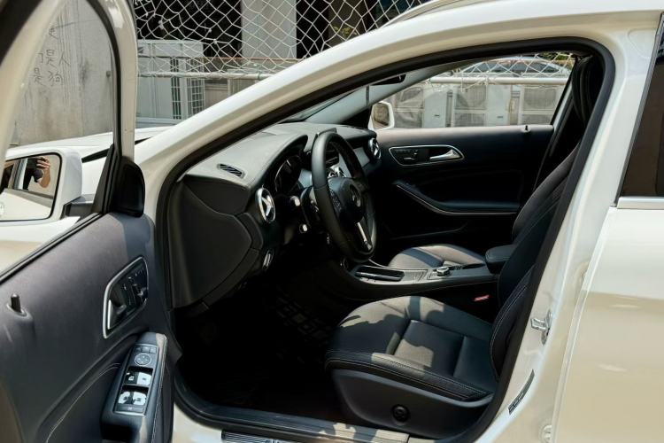 Used Mercedes-Benz GLA 2015 GLA 220 4MATIC Luxury Model Interior 1