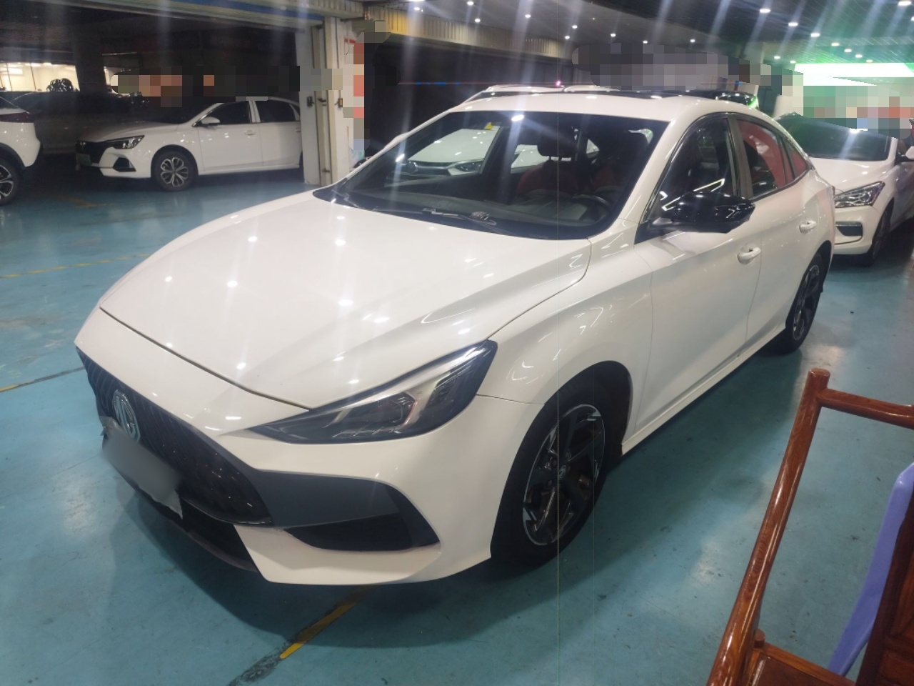 تحت مقدمة السيارة