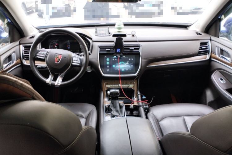 Used Roewe RX8 2018 30T Smart Connectivity All-Wheel Drive Supreme Edition Center Console