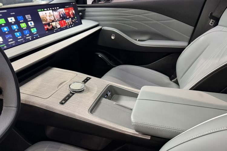 Used Geely Galaxy E8 2024 550 km Range Rear-Wheel-Drive PRO
