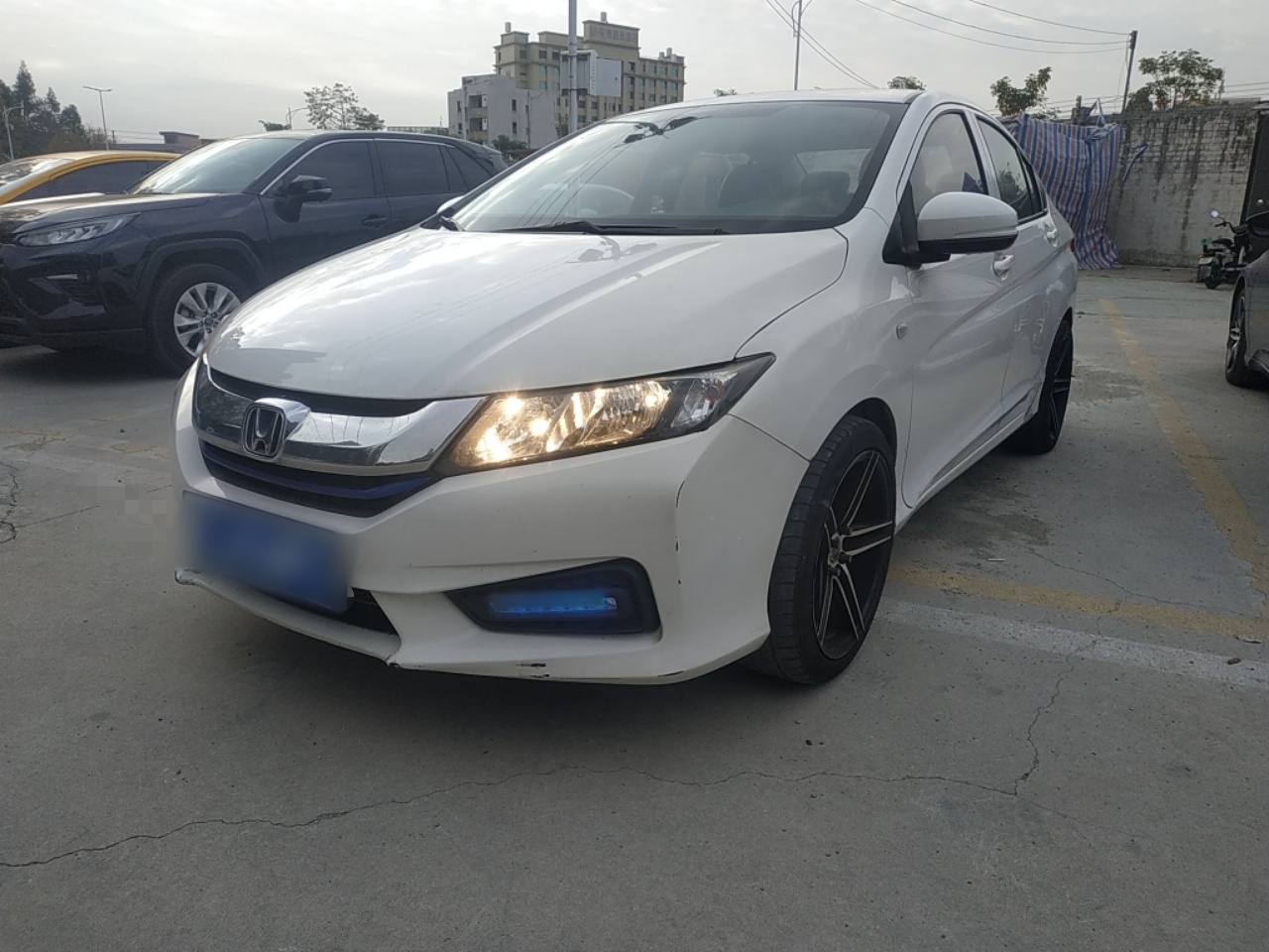 Под передней частью автомобиля