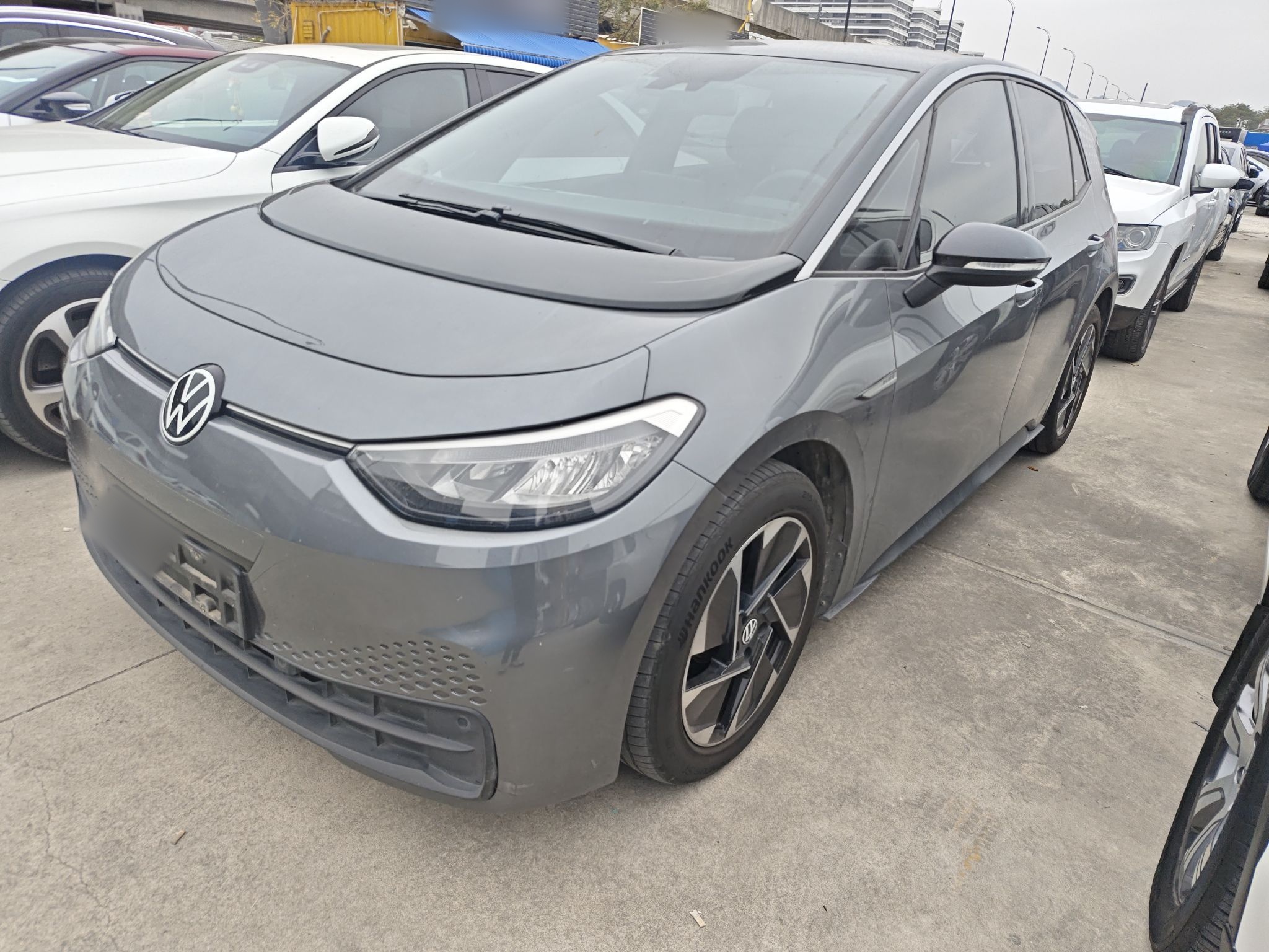 Под передней частью автомобиля