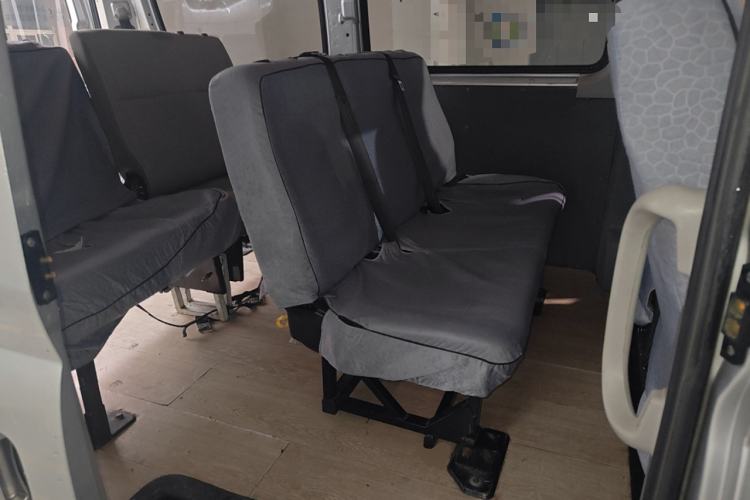 Used SAIC MAXUS Xintu V80 2017 2.5T AMT Aoyuntong National V Short Wheelbase Mid-Roof 5/6/10-Seater
