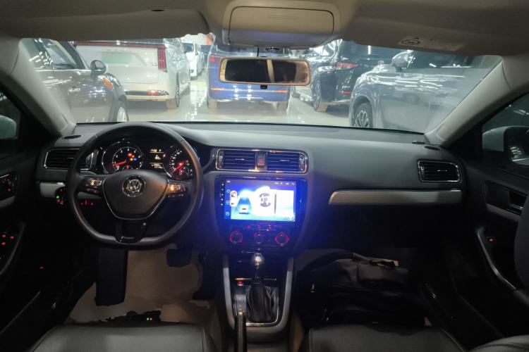 Used Volkswagen Sagitar 2017 230TSI Automatic Comfort Version Center Console