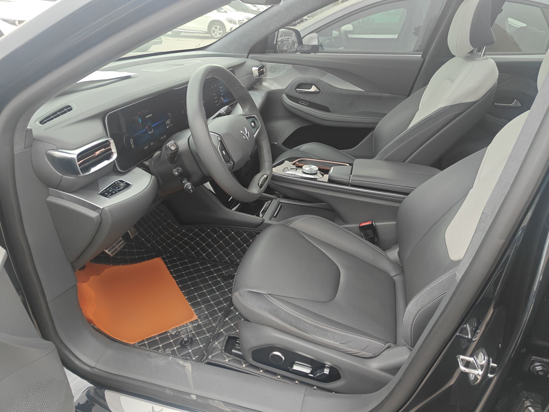 المقاعد الأمامية داخل السيارة