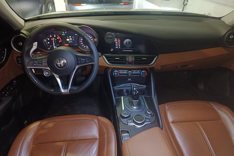 Used Alfa Romeo Giulia 2017 2.0T 280HP Luxury Edition Center Console