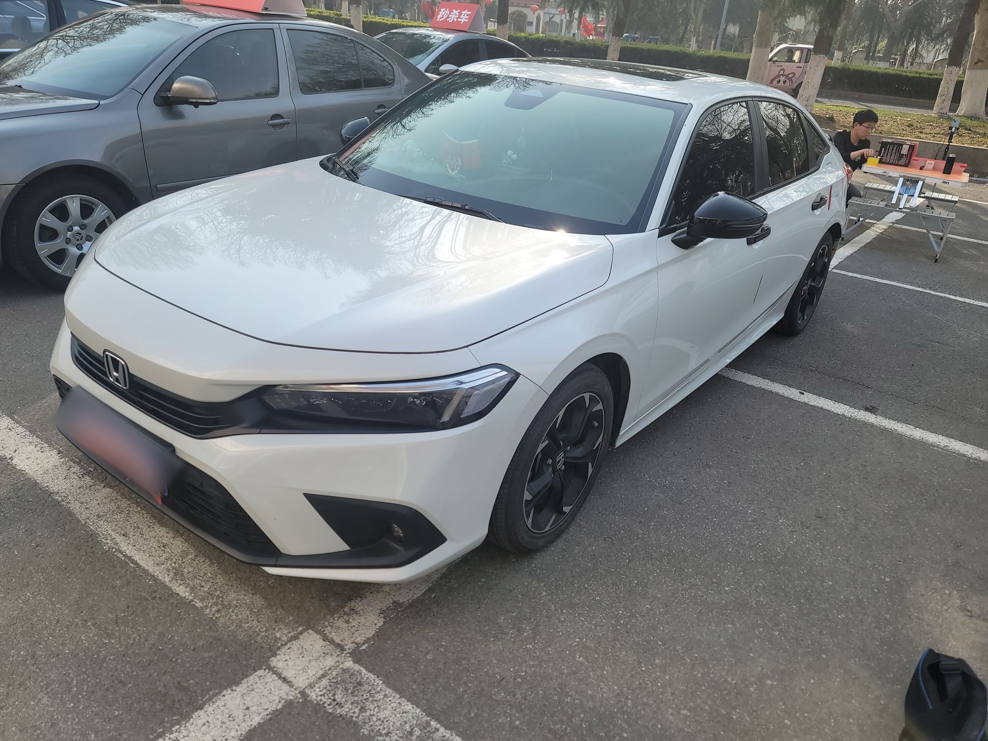 تحت مقدمة السيارة