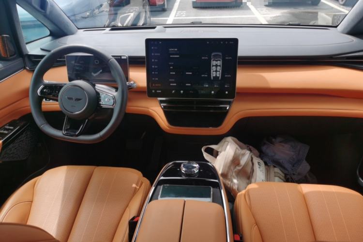 Used Geely Galaxy LEVC L380 2024 140-Degree 6-Seater All-Wheel-Drive Ultra Center Console