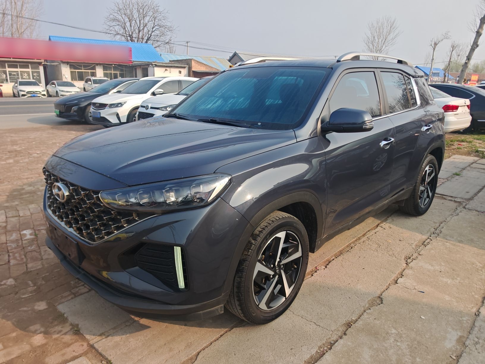 تحت مقدمة السيارة