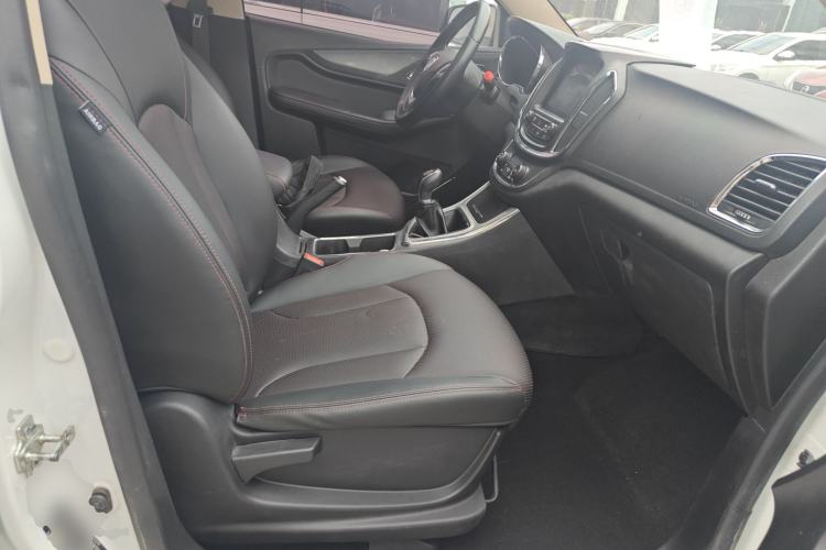 Used Baojun 560 2015 1.8L manual luxury version Right Front Seat