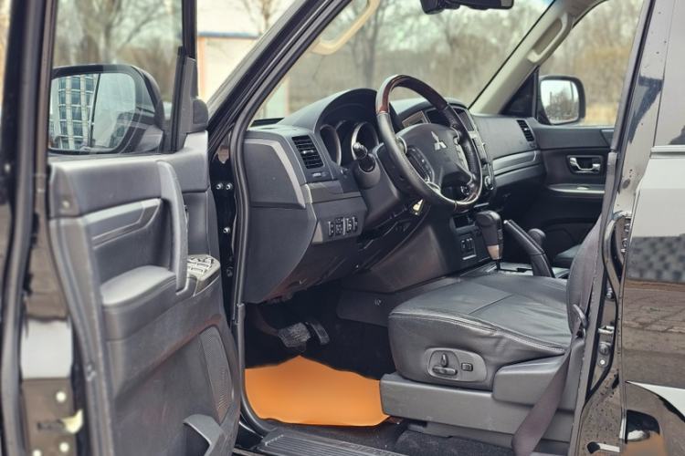 Used Mitsubishi Pajero 2016 3.0L Automatic Prestige Version China V Standard