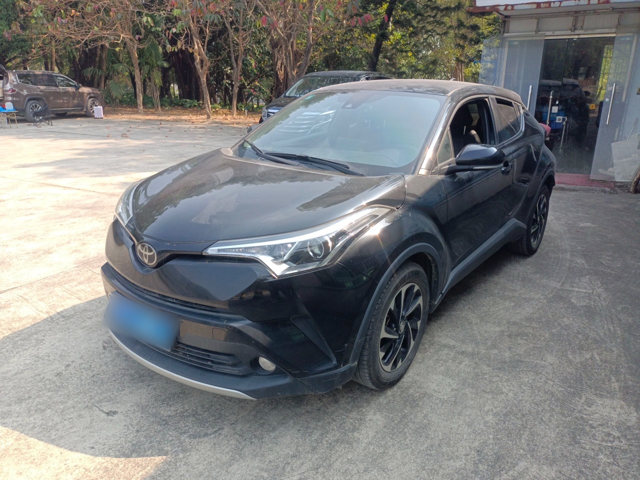 تحت مقدمة السيارة