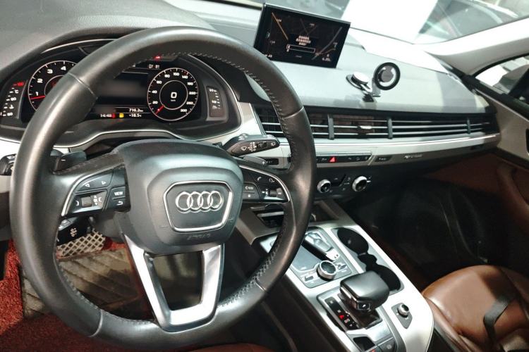 Used Audi Q7 2016 45 TFSI Technology Edition Center Console