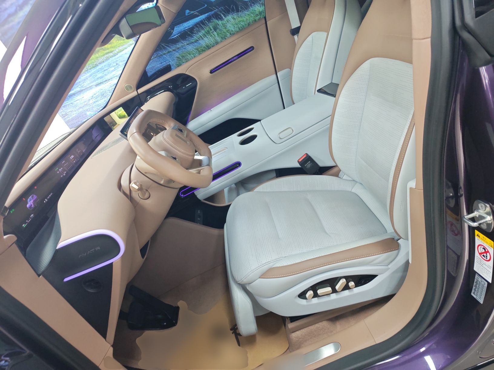 المقاعد الأمامية داخل السيارة